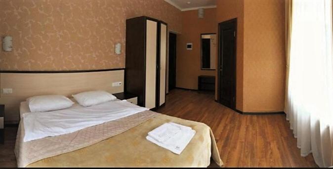 Double or Twin Room with Private Bathroom image 1