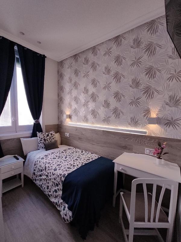 Single Room with Balcony image 3