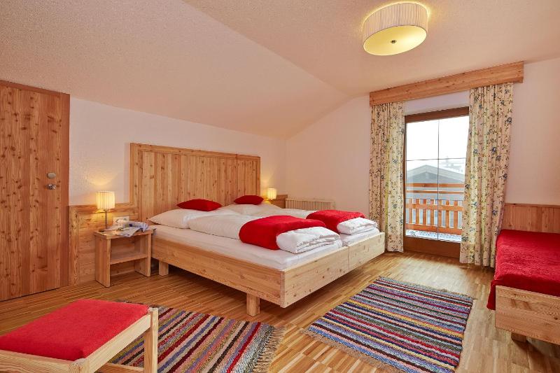 Deluxe Three-Bedroom Apartment with Balcony image 1
