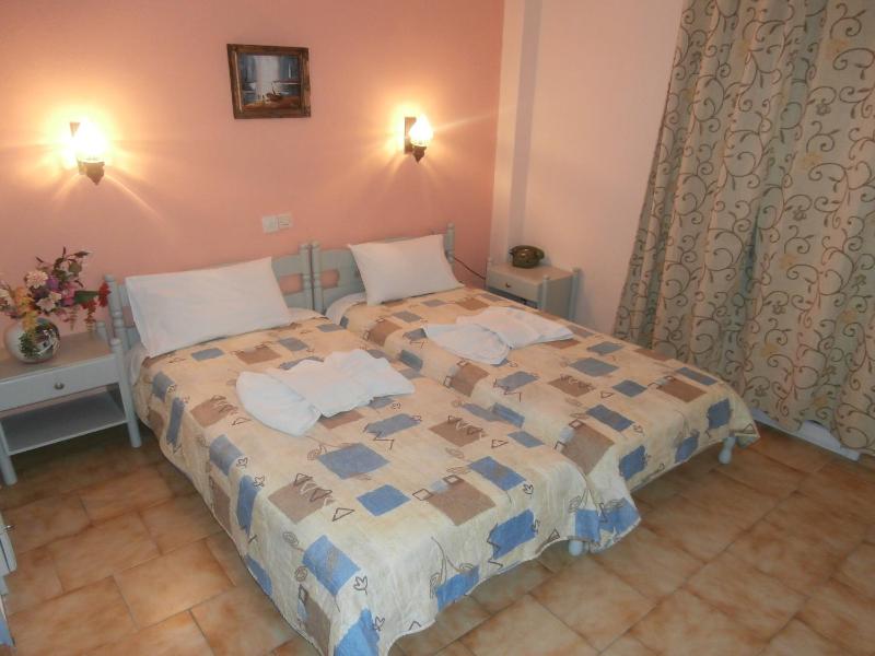 Economy Twin Room with City View image 3