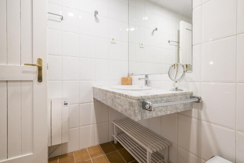 One-Bedroom Apartment image 2
