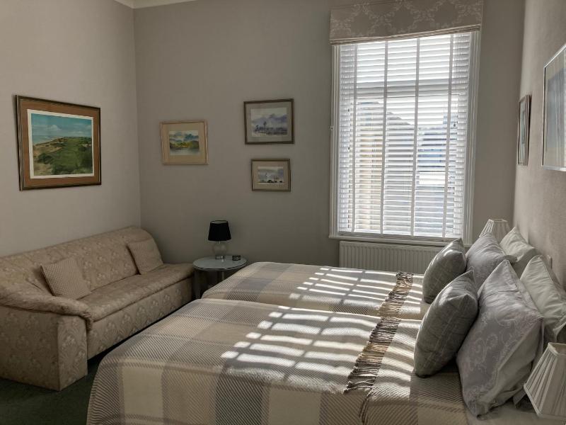 Twin Room image 3