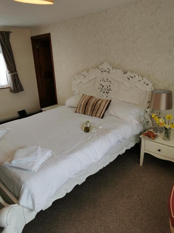 Deluxe King Room image 3