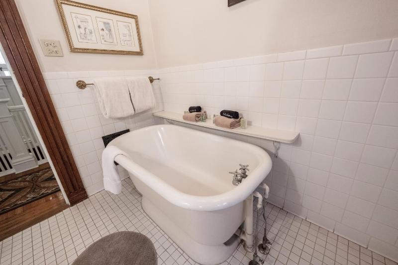 Queen Room (Craftsman) with Shared Bath image 3