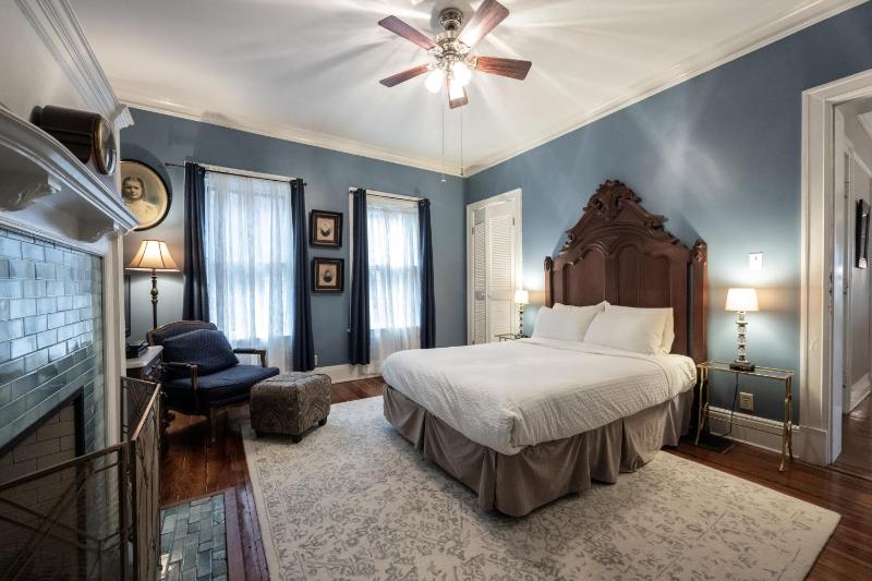 Queen Room - Blue Room image 3
