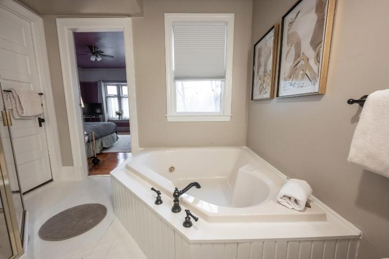 Luxury Queen Room (Lily) image 4