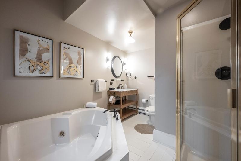 Luxury Queen Room (Lily) image 3