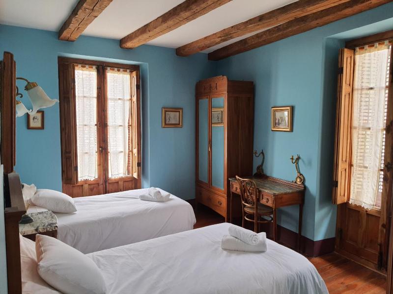 Twin Room with Balcony image 3