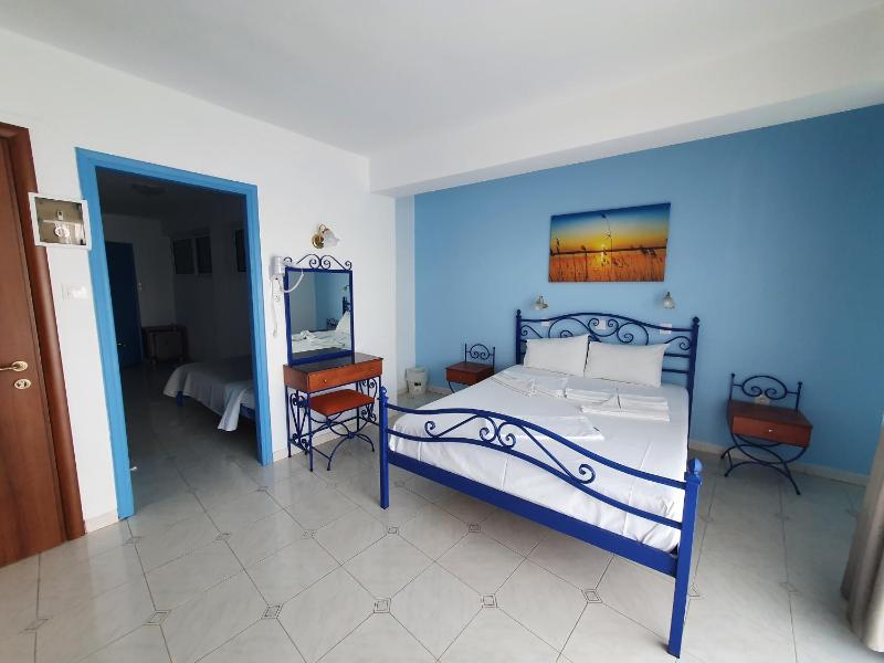 Triple Room with Sea View image 3