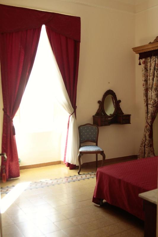Queen Room with Shared Bathroom image 3