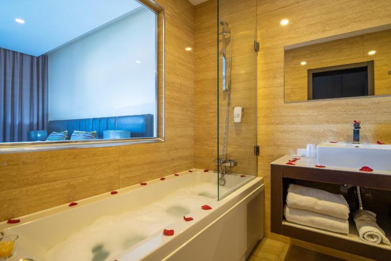 Deluxe Double Room with Spa Bath  image 1