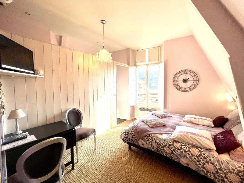 Small Double Room image 1