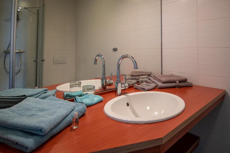 Twin Room with Private Bathroom image 1