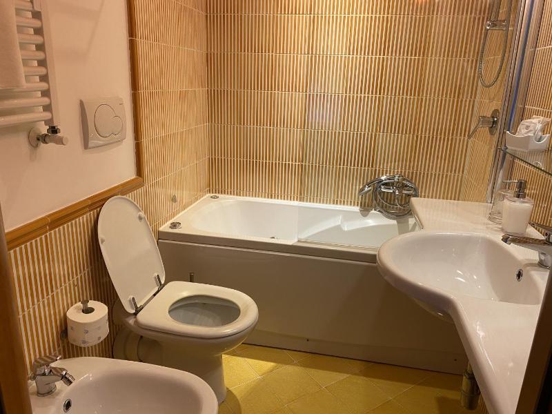 Suite with Hot Tub image 2