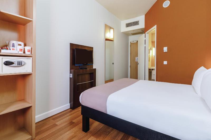 Standard Double Room image 3