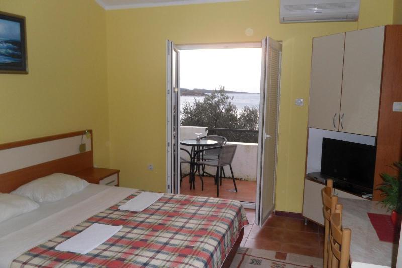 Studio with Balcony image 2