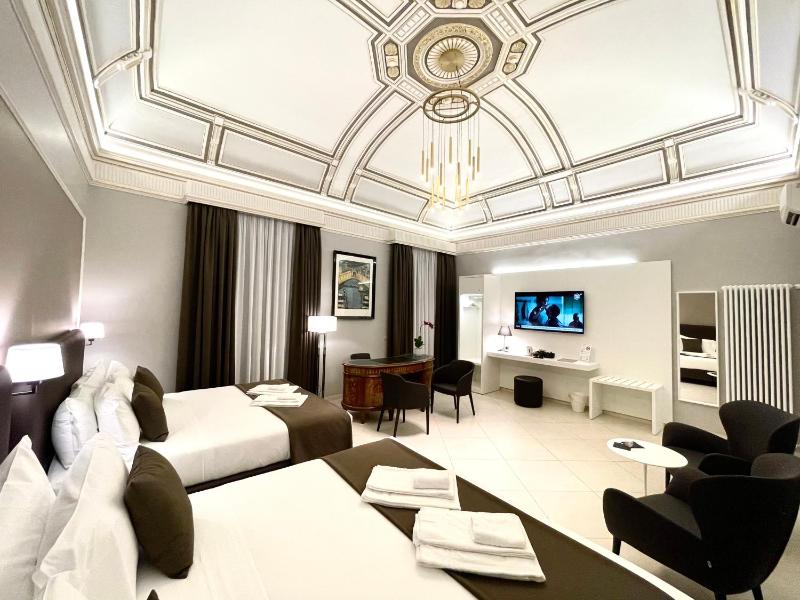 Executive Queen Room with Two Queen Beds image 4