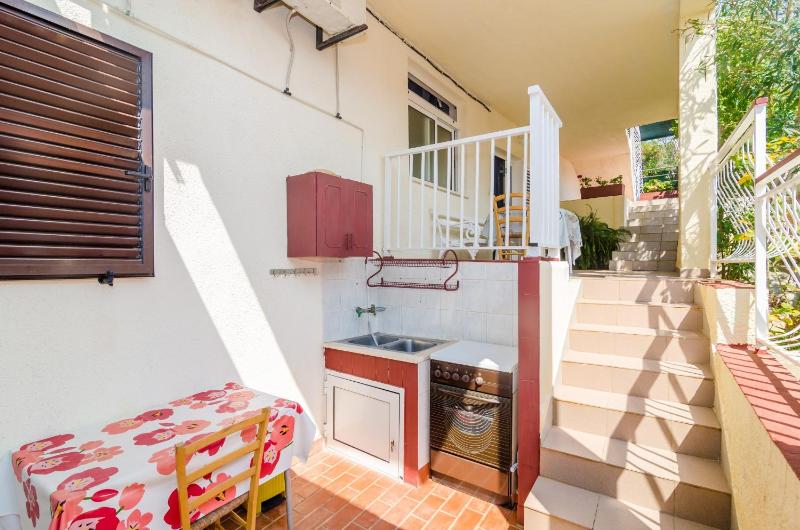 Triple Room with Patio and Sea View image 3