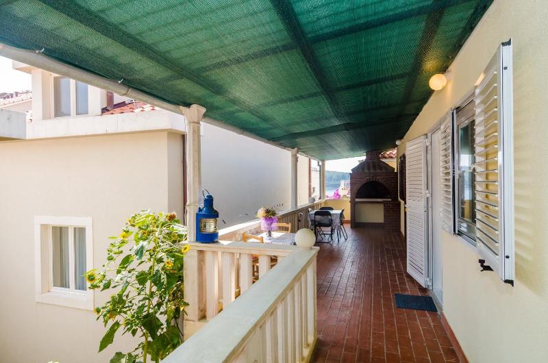 One-Bedroom Apartment with Patio and Sea View image 3
