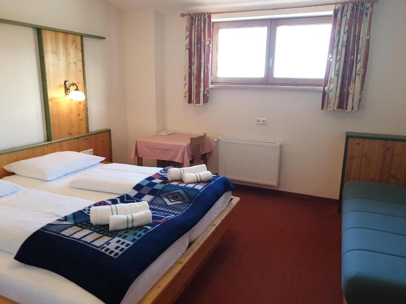 Double Room with Mountain View image 3