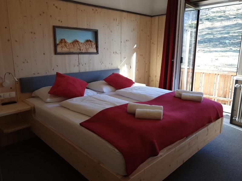 Double Room with Balcony image 4