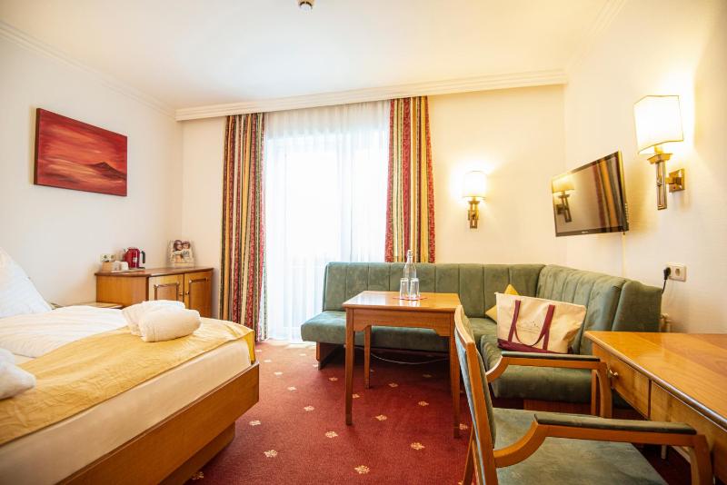 Standard Double Room with Balcony - Free access to Alpentherme image 3