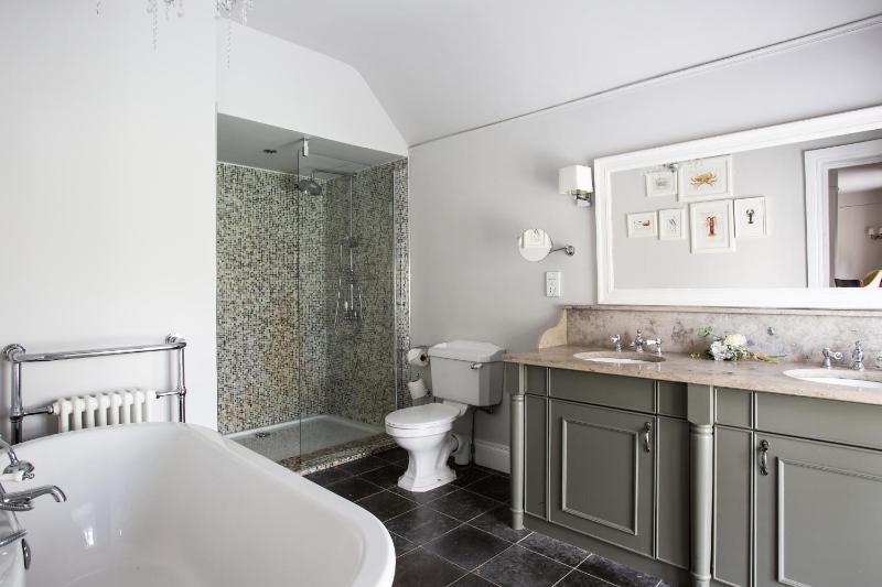 Suite with Garden View image 3