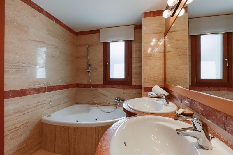 Five-Bedroom Superior Villa with Private Pool image 1