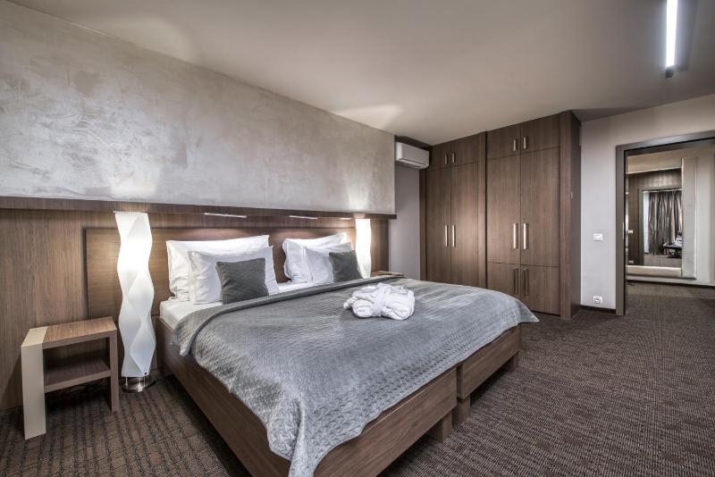 Deluxe Quadruple Room with Free Access to Wellness and Fitness  image 4