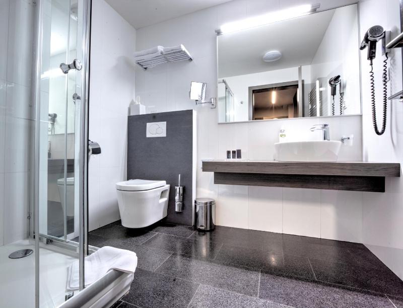 Deluxe Double Room with Free Access to Wellness and Fitness  image 2