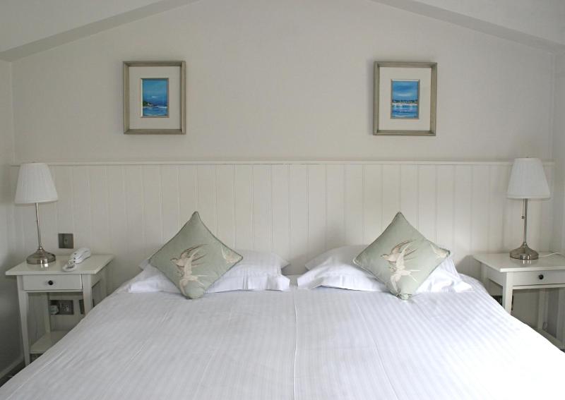 Classic Double or Twin Room image 3