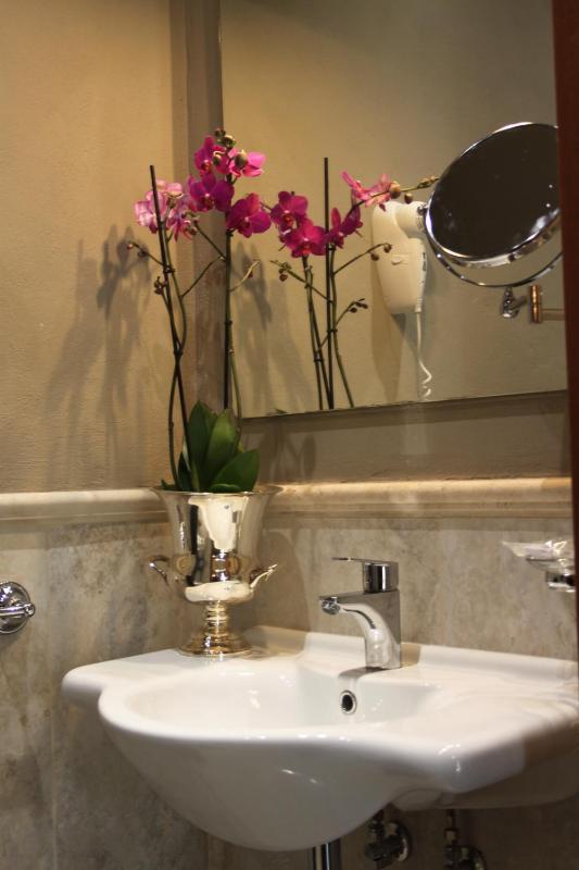 Luxury Double or Twin Room with Balcony and River View image 2