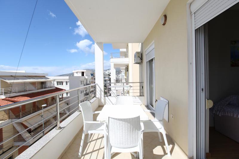 One-Bedroom Apartment image 3