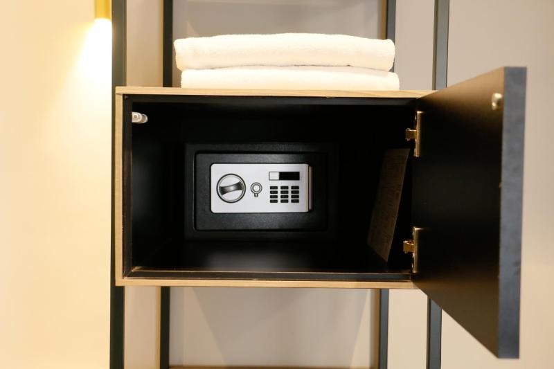 Deluxe Double or Twin Room with City View image 3