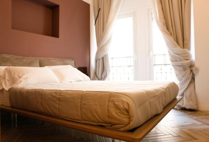 Deluxe Double or Twin Room with City View image 4