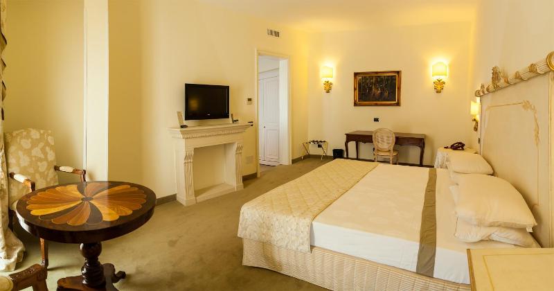 Deluxe Double or Twin Room image 4