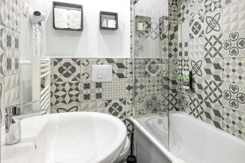 Standard Queen Room image 3