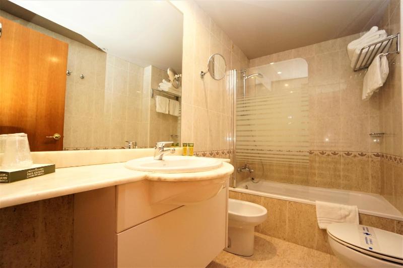 Triple Room with Terrace image 2