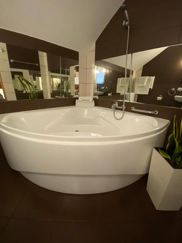 Deluxe Double Room with Bath image 3