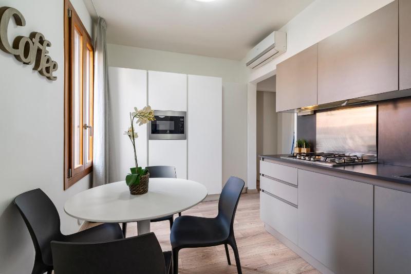 One-Bedroom Apartment image 4