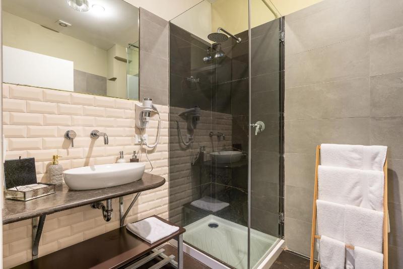 Deluxe Double Room image 3