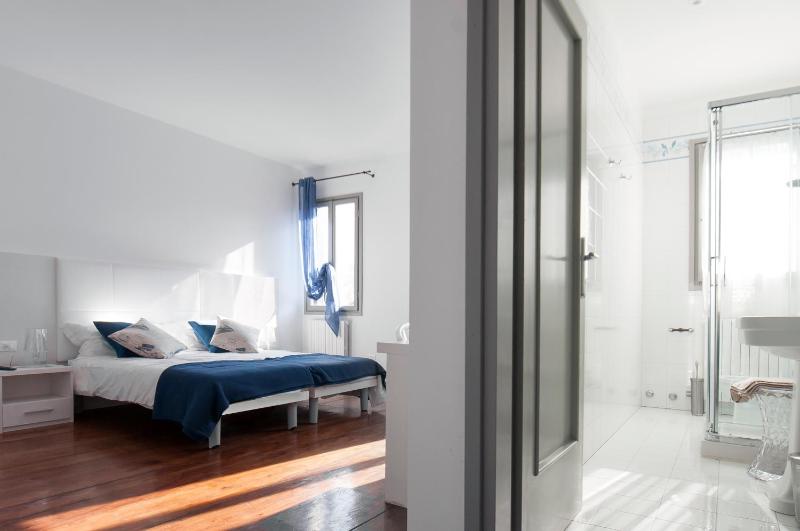 Double Room image 4