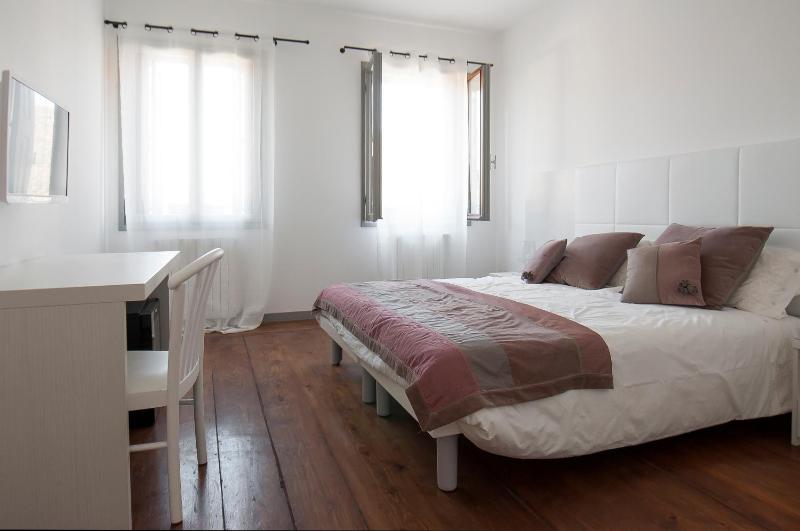 Double Room image 3