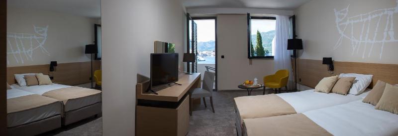 Superior Double Room with Seaside Balcony and Extra Bed image 4