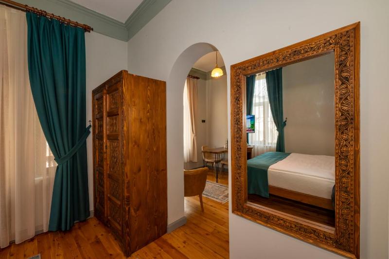 Suite with Balcony image 3