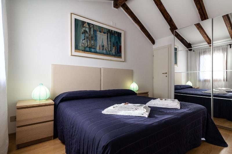 Double or Twin Room with Extra Bed and Shared Bathroom image 4