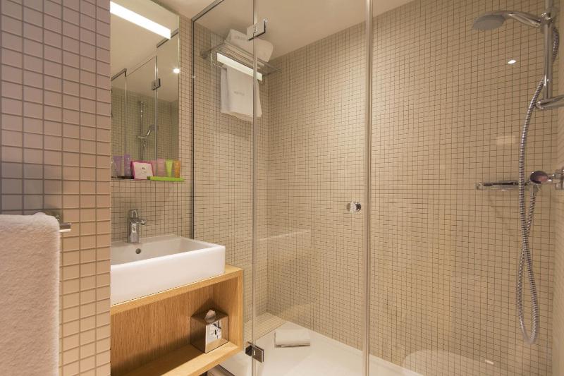 Classic Twin Room image 2