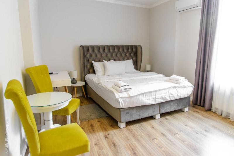 Superior King Room image 3