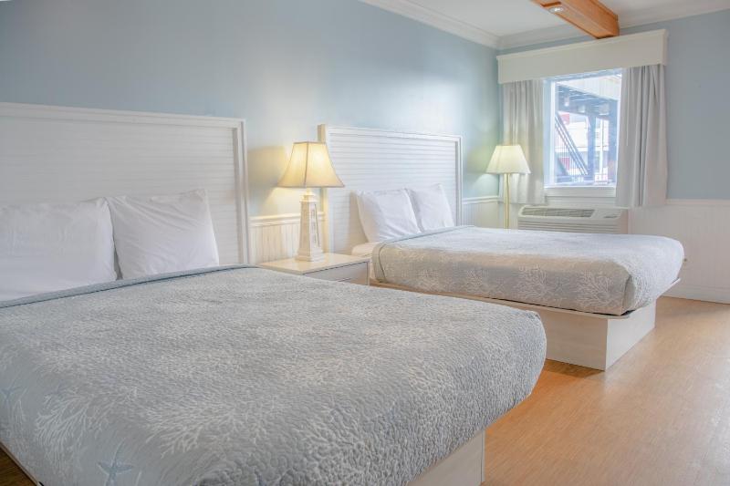 Queen Room with Two Queen Beds image 2