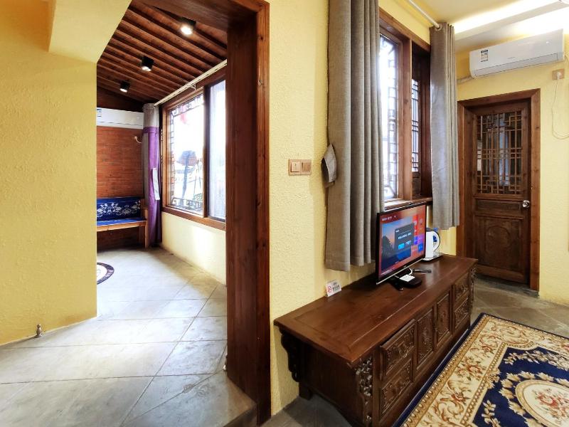 Double Room with Balcony image 3